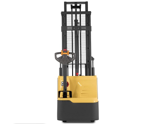 Apilador-electrico-caterpillar-serie-QL-1200-kg-con-elevacion-inicial-3