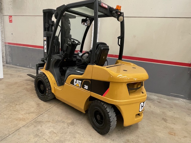 Carretilla-diesel-usada-caterpillar-3000kg-a-4700-mm-triplex-2