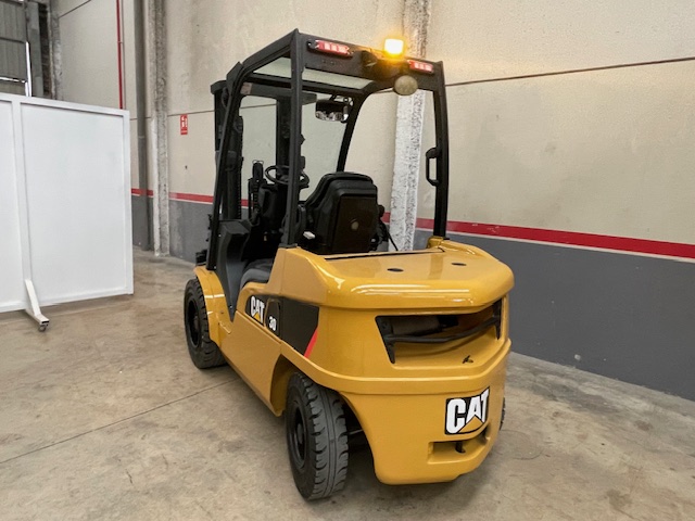Carretilla-diesel-usada-caterpillar-3000kg-a-4700-mm-triplex-1