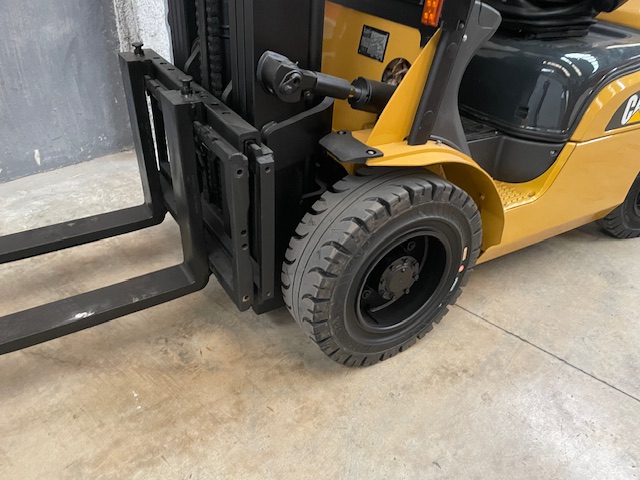 Carretilla-diesel-usada-caterpillar-3000kg-a-4700-mm-triplex-2