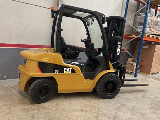 carretilla-diesel-usada-caterpillar-3000-kg-mastil-triplex-a-4700-mm-1