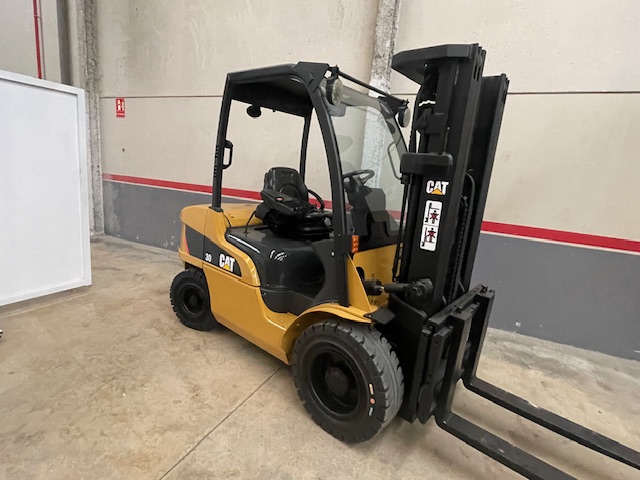 carretilla-diesel-usada-caterpillar-3000-kg-mastil-triplex-a-4700-mm-2