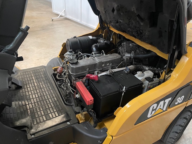 carretilla-diesel-usada-caterpillar-3000-kg-mastil-triplex-a-4700-mm-3