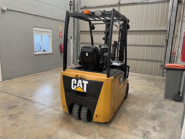 Carretilla-electrica-Caterpillar-EP18ANT-1800-kg-usada-1