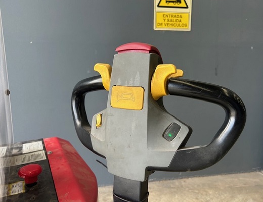 Apilador Electrico usado 1.500 kg. a 1,60 mts.