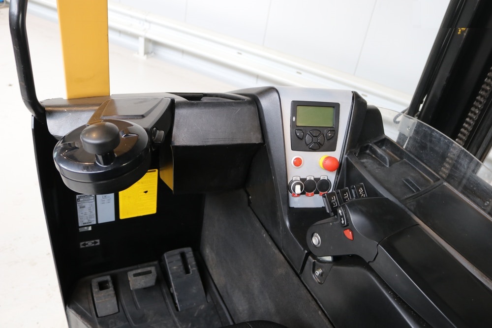 carretilla-retractil-usada-caterpillar-1600kg-a-10-mts-nc00380-2